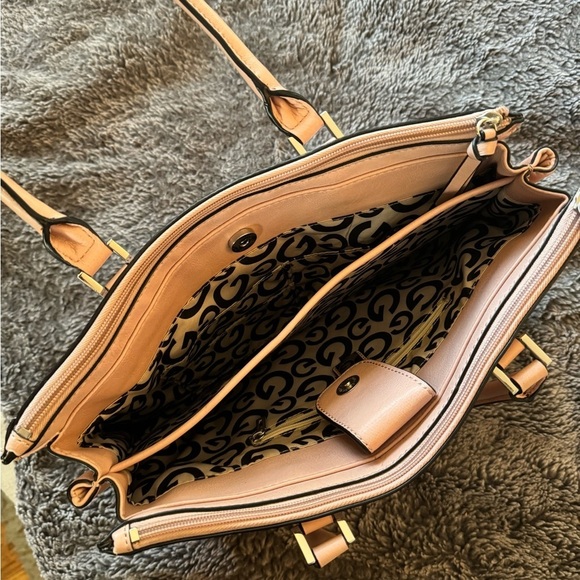 GUESS Tote Stye Handbag - Picture 9 of 16